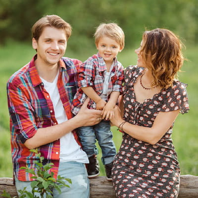 family-wealth-coordination-growth-square A young couple with their son, smiling because their financial systems are coordinated for future growth with Everstead Wealth.